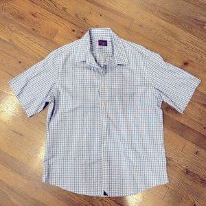 Men’s UNTUCKit short sleeve button down shirt.
